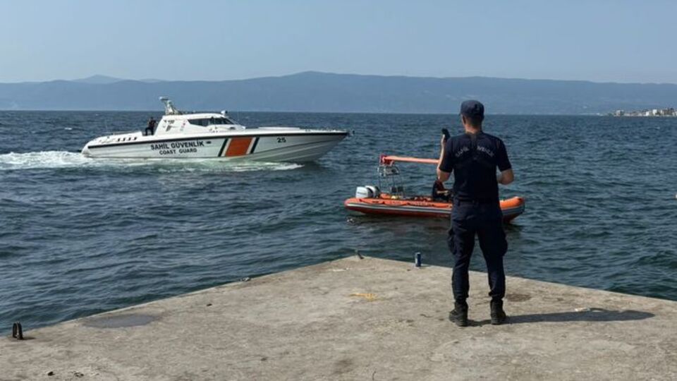 Denize giren iki kardeşten biri boğuldu