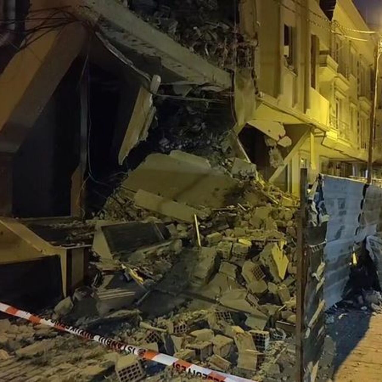 İstanbul Avcılar'da Korkutan Olay: 6 Katlı Binada Kısmi Çökme