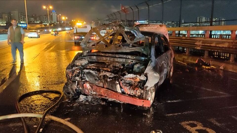 Bariyerlere çarpan otomobil alev aldı