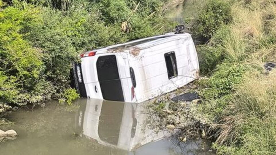 Minibüs dereye uçtu! Yaralılar var!
