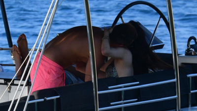 Birbirlerini öpmeye doyamadılar