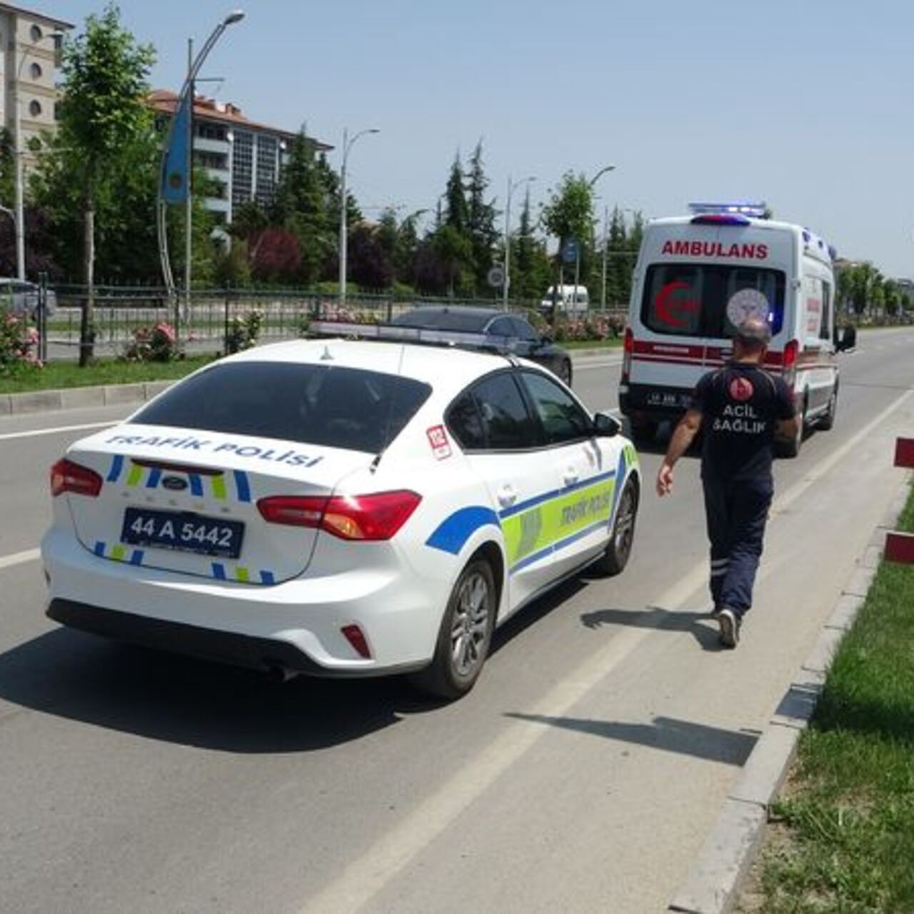 Kocasıyla tartıştı, araçtan atladı!