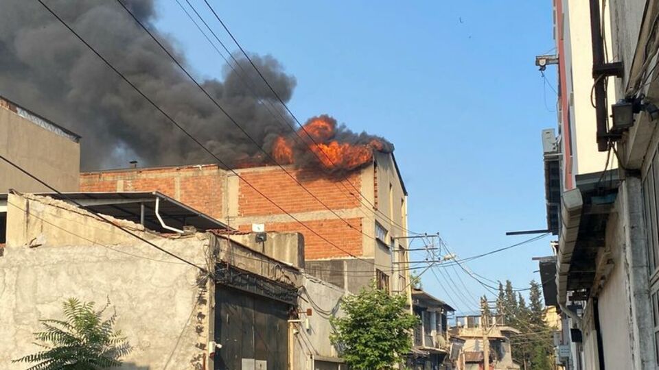 İzmir'de korkutan yangın! Ev ve iş yerlerine sıçradı