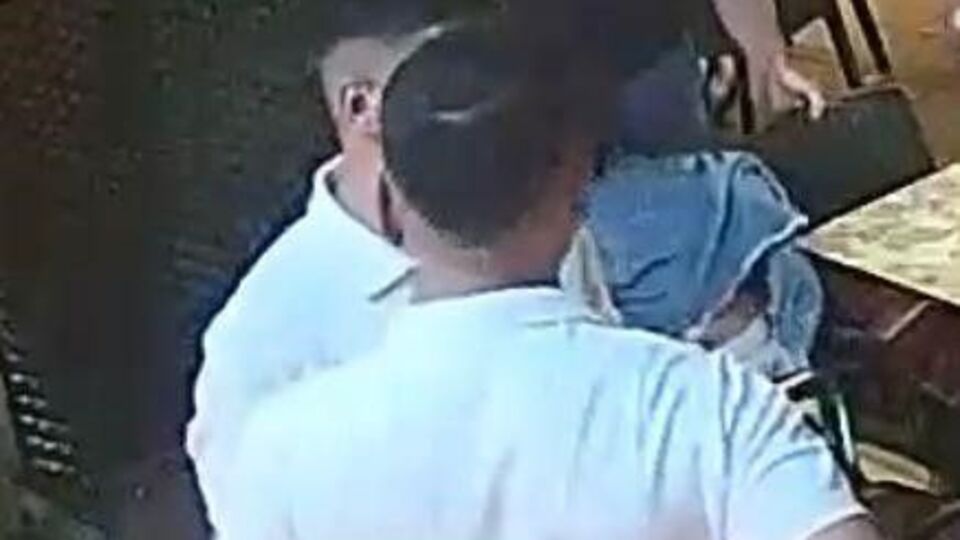 Müşteri çalışanın burnunu ısırıp kopardı!