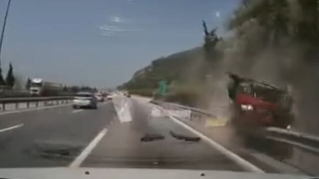 Arkadaki araç görüntüledi! Cip bariyerlere çıktı!