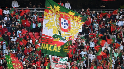 Tribünden düşerek hayatını kaybetti!