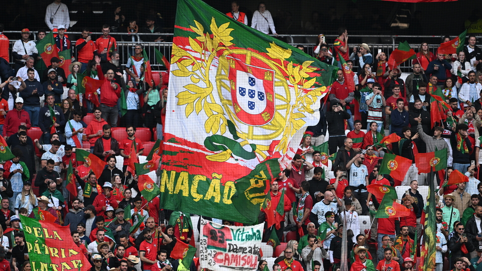 Tribünden düşerek hayatını kaybetti!