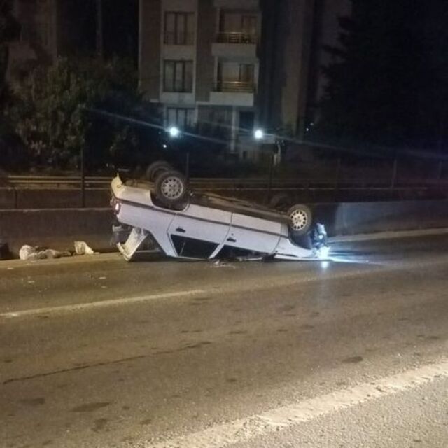 Kartal'da otomobil devrildi: 2 yaralı