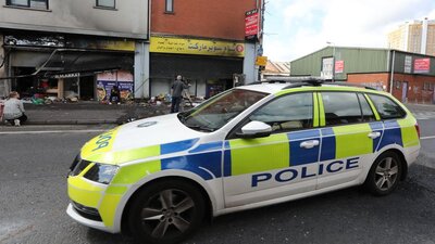 Kuzey İrlanda'da göçmen karşıtı protestoda 2 ev yakıldı