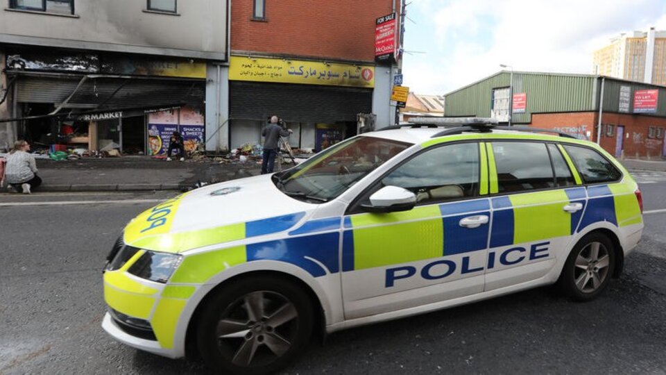 Kuzey İrlanda'da göçmen karşıtı protestoda 2 ev yakıldı