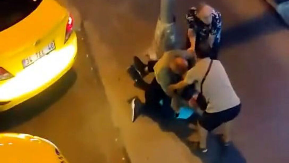İstanbul'da dehşet! İki taksicinin yumruk yumruğa müşteri kavgası!