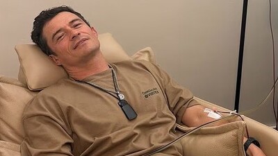 Kanını temizletiyor