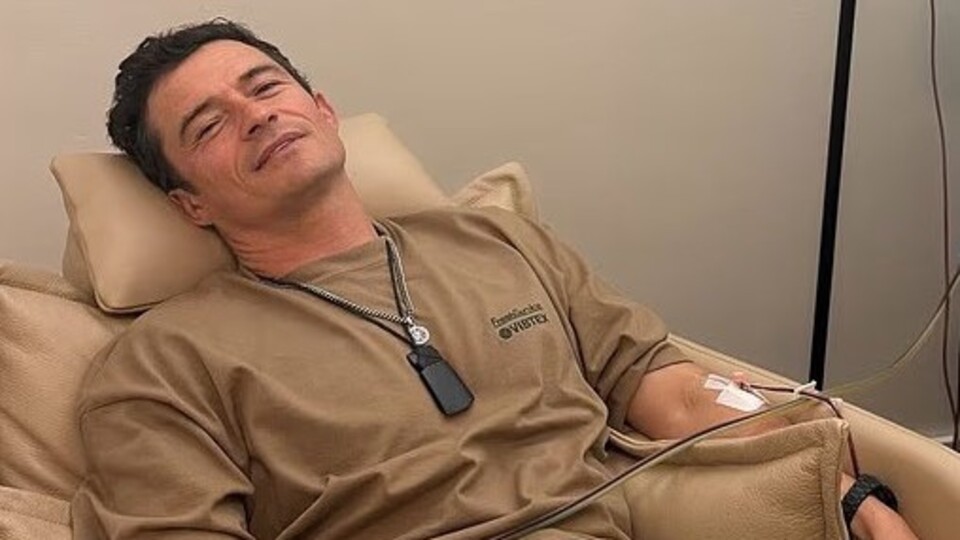 Kanını temizletiyor