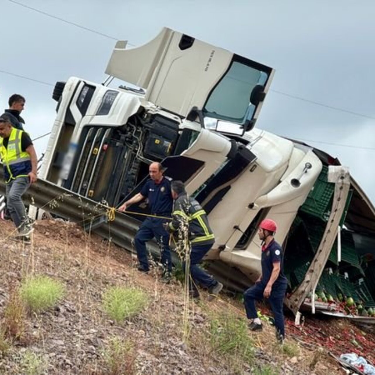 Kocaeli'de TIR devrildi: 1 ölü, 3 yaralı