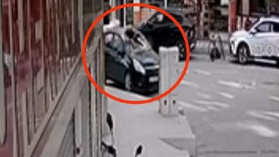 6 yaşındaki çocuk korkuttu! Arabanın üstüne düştü