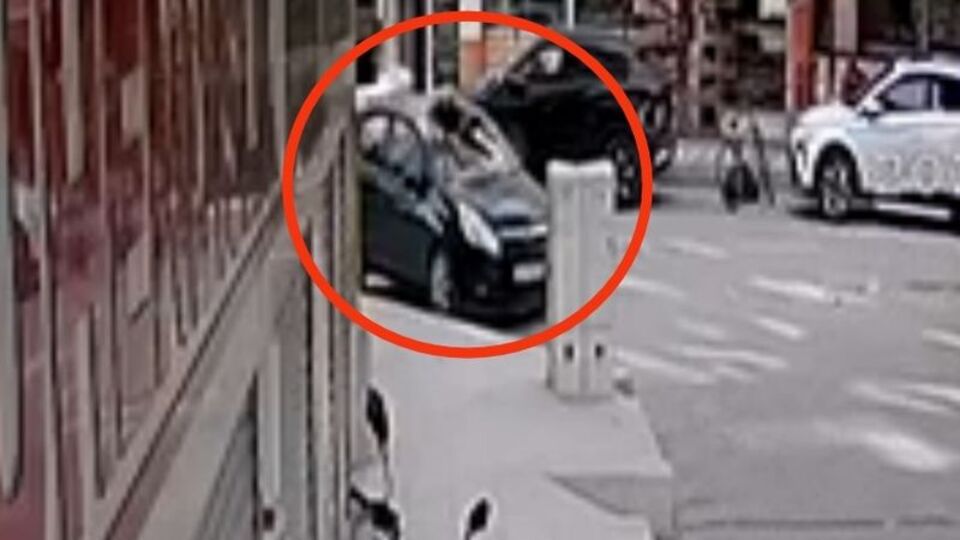 6 yaşındaki çocuk korkuttu! Arabanın üstüne düştü