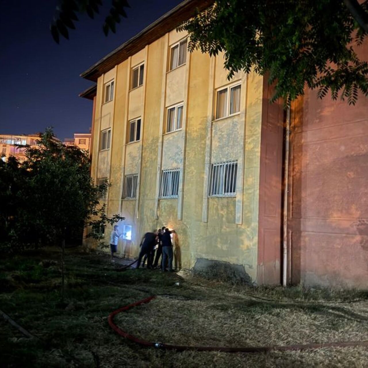 Polis lojmanında yangın: 13 kişi dumandan etkilendi