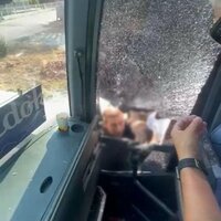 Tur otobüsünün önünü kesip taşladılar