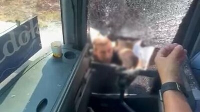 Tur otobüsünün önünü kesip taşladılar