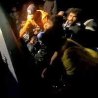 Çeşme açıklarında 23 düzensiz göçmen yakalandı thumbnail