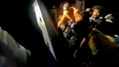 Çeşme açıklarında 23 düzensiz göçmen yakalandı