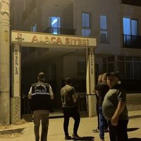 Boğazından ve karnından bıçaklanan kadın öldü