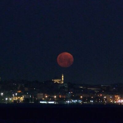 İstanbul'da yıllar sonra 'Çilek Dolunayı' görüldü