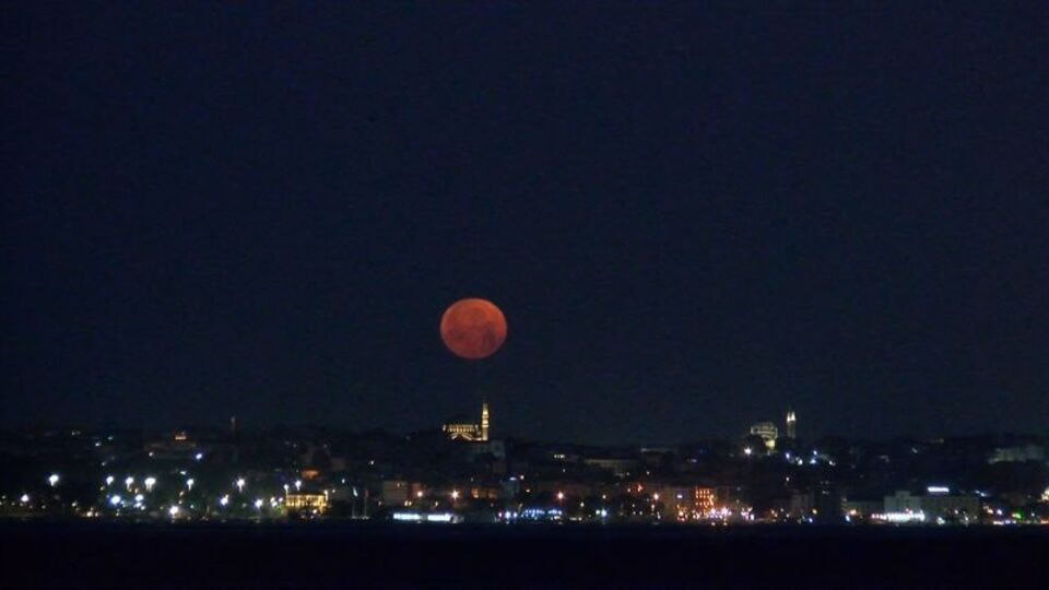 İstanbul'da 'Çilek Dolunayı'