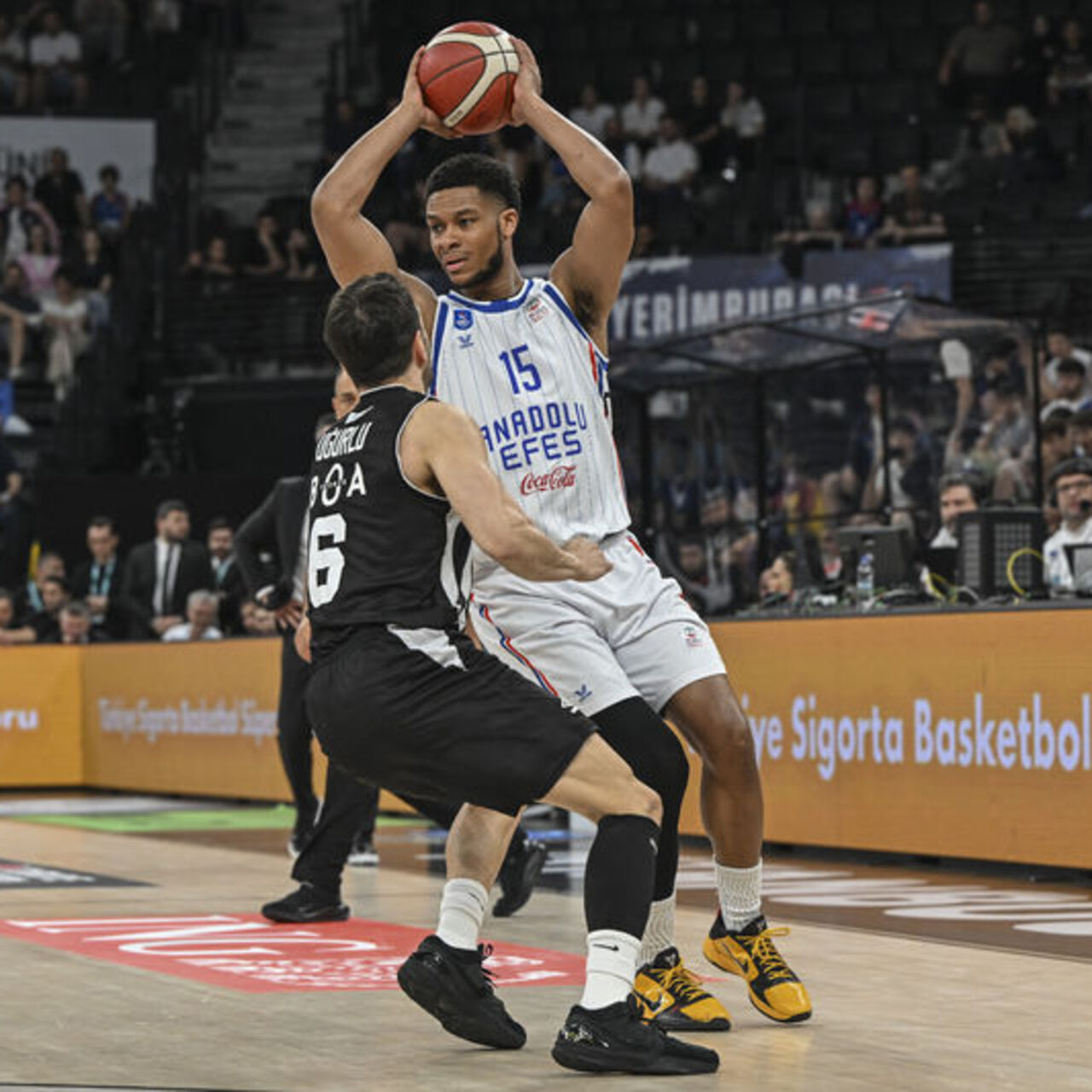 Efes final, Beşiktaş seriyi uzatmak için parkede!
