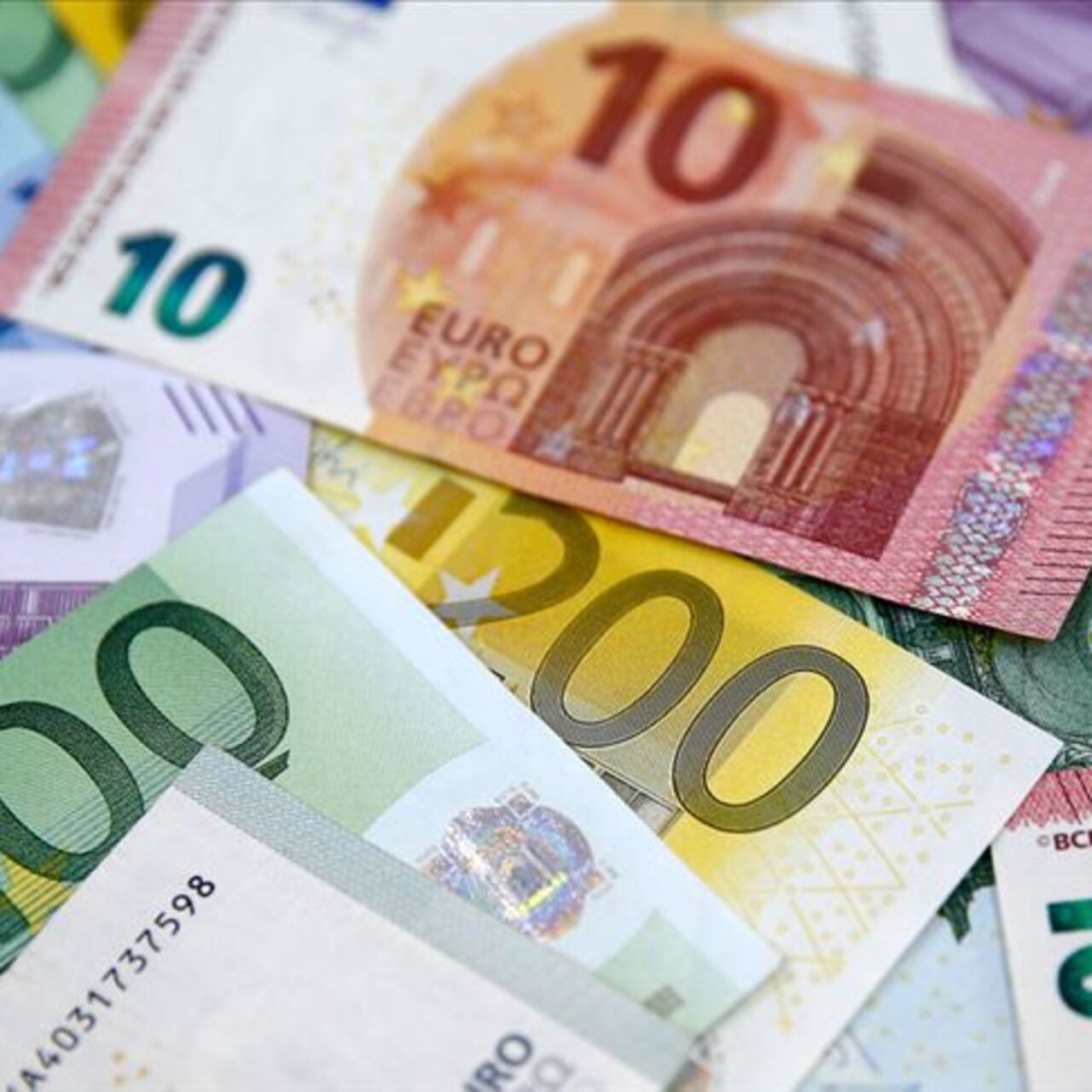 Dolar ve Euro kaybettirmeye devam ediyor