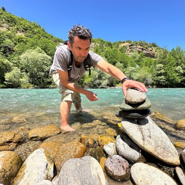 Munzur Vadisi'nden topladığı taşlar, tuvali oldu