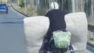 Motosikletle yatak taşıdı