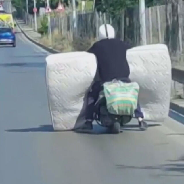 Motosikletle yatak taşıdı