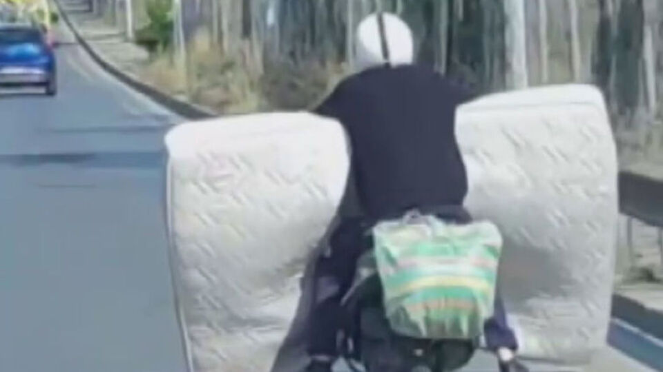 Motosikletle yatak taşıdı