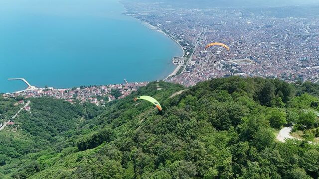 Mavi ve yeşilin buluştuğu Ordu'da, yamaç paraşütü