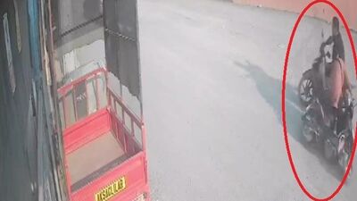 Motosikletten düştü, başka motosiklet çarptı!