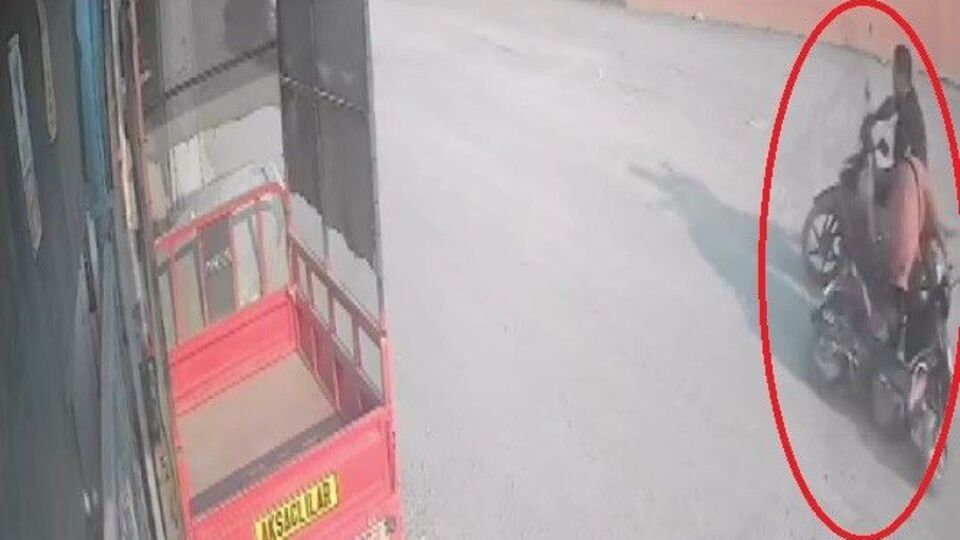 Motosikletten düştü, başka motosiklet çarptı!