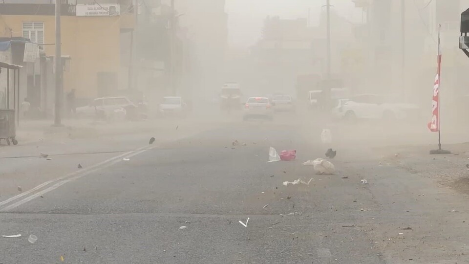 Tozu dumana katan rüzgar! Antenler uçtu!