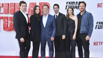 Beş çocuklu kırmızı halı gösterisi