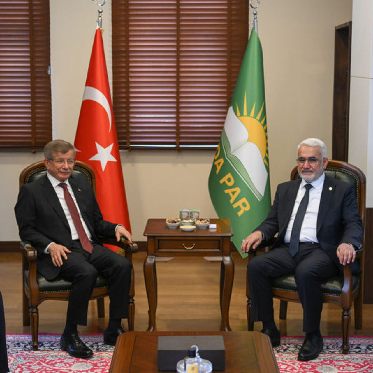 Davutoğlu'ndan HÜDA PAR'a ziyaret
