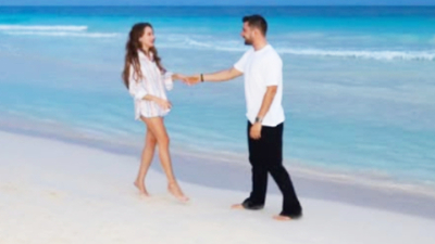 El ele yıl dönümü pozu