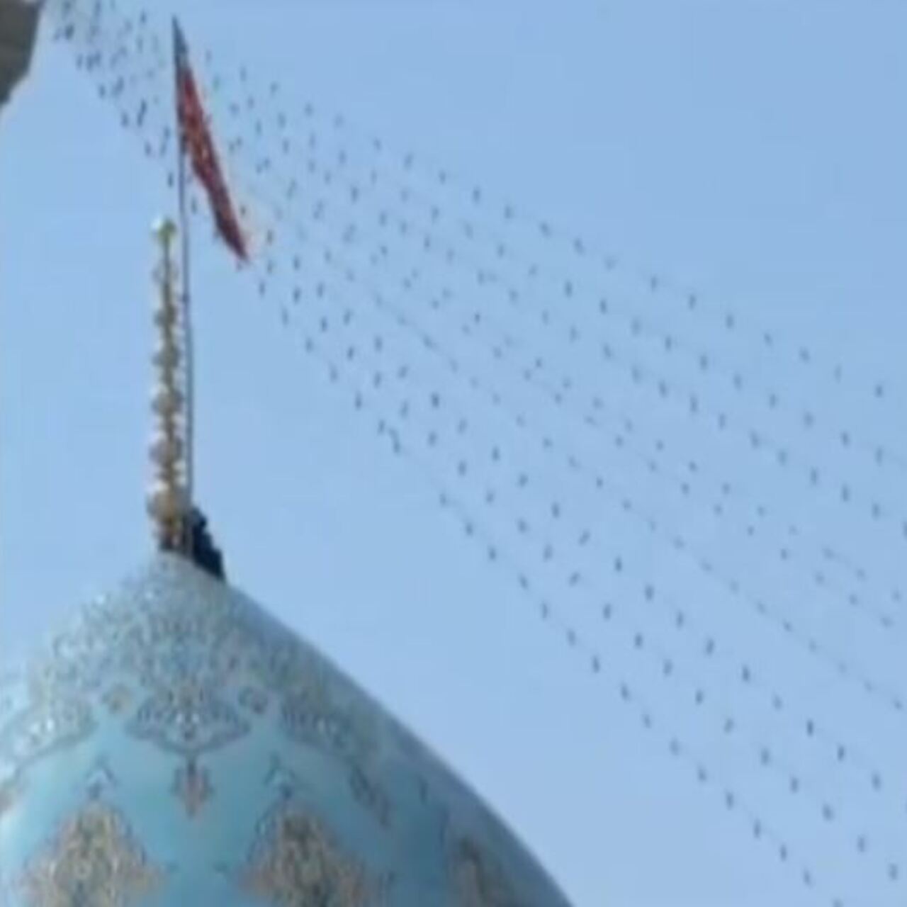 İran kırmızı intikam bayrağını astı