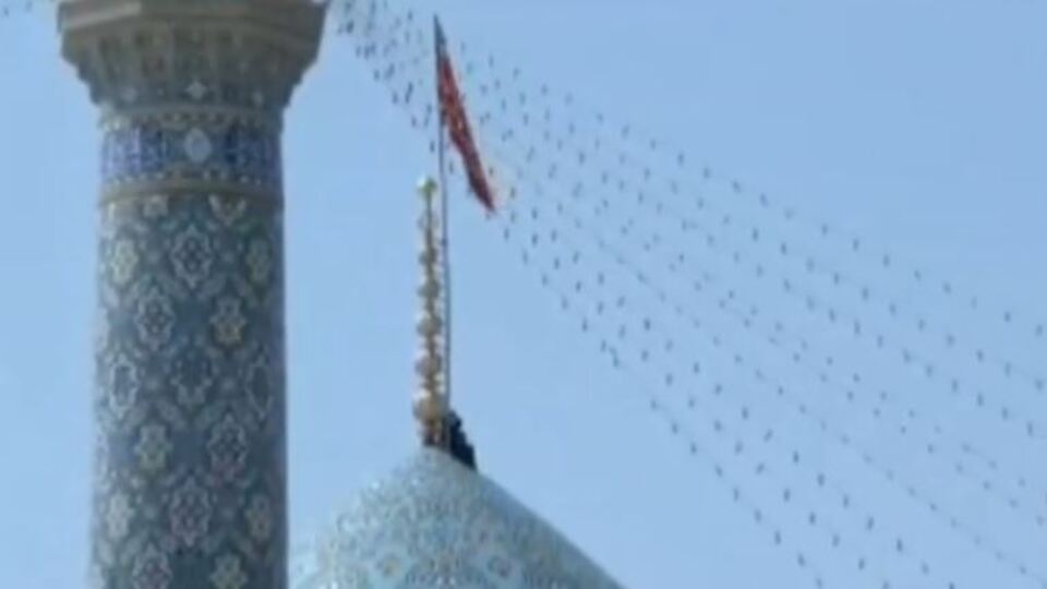 İran kırmızı intikam bayrağını astı