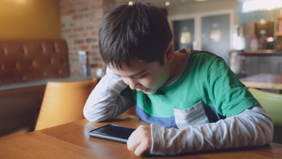 Dijital bağımlılık ilkokul çocuklarında dahi boyun fıtığı oluşturuyor