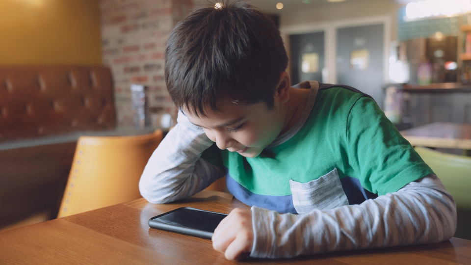 Dijital bağımlılık ilkokul çocuklarında dahi boyun fıtığı oluşturuyor