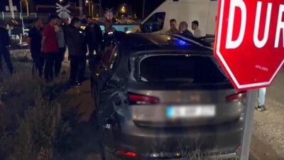 Yük treni otomobile çarptı