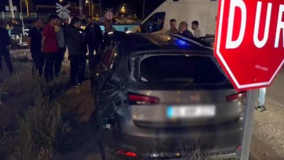 Yük treni otomobile çarptı