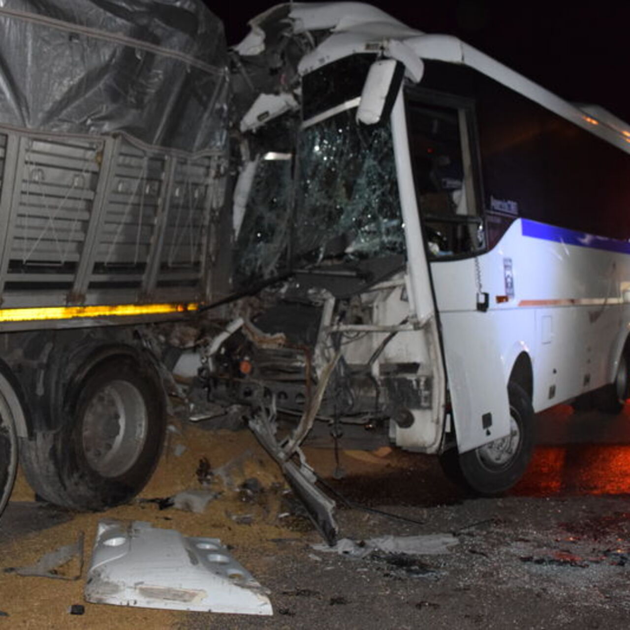 İşçi servisi TIR'a çarptı: 20 yaralı