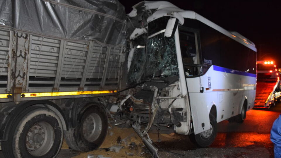 İşçi servisi TIR'a çarptı: 20 yaralı
