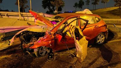 Otomobil demir bariyere saplandı